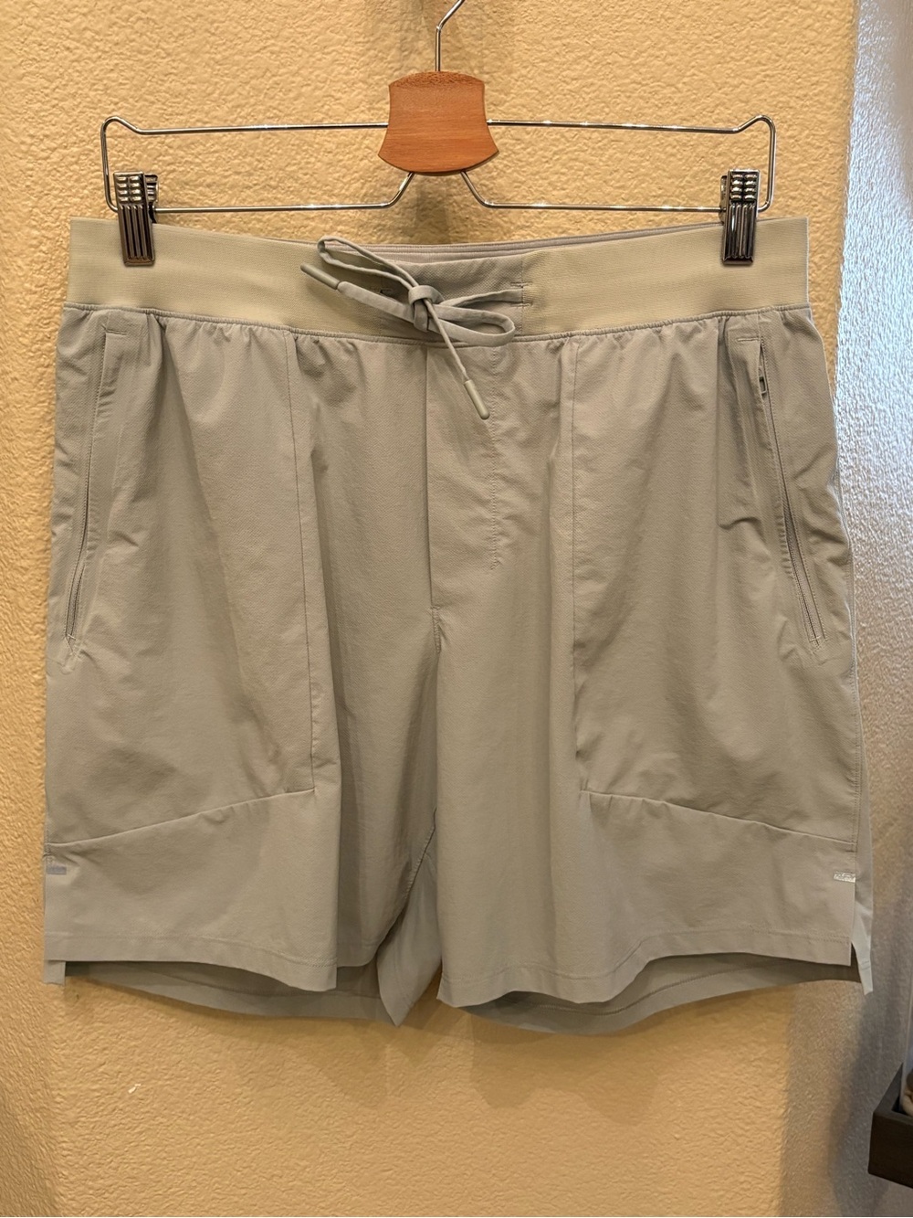 Lululemon Men Light Grey License To Train Zipped Pockets Athletic Shorts Size L